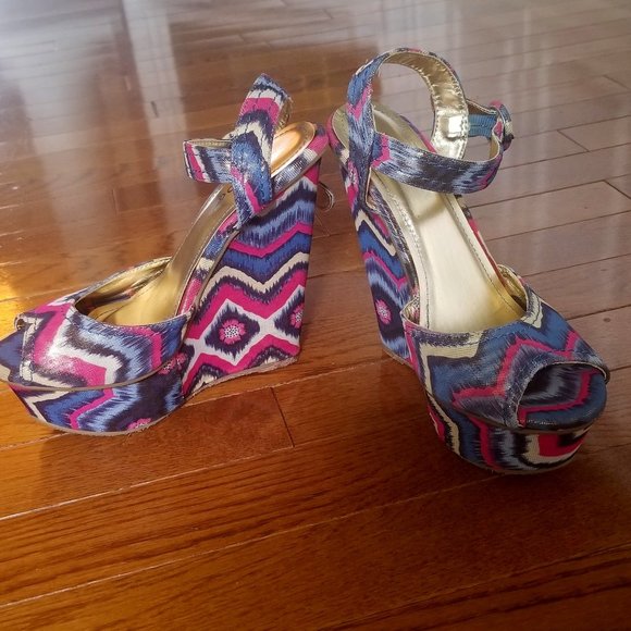 NWOT Gorgeous Multicolour Platform Sandal - Picture 1 of 4
